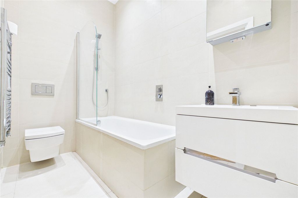 Property photo 2 of 9 Bathroom
