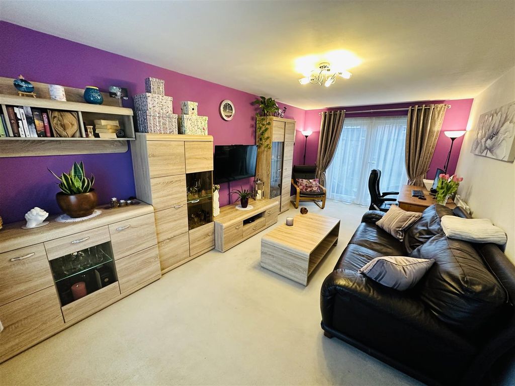 Property photo 2 of 21 Lounge.Jpg