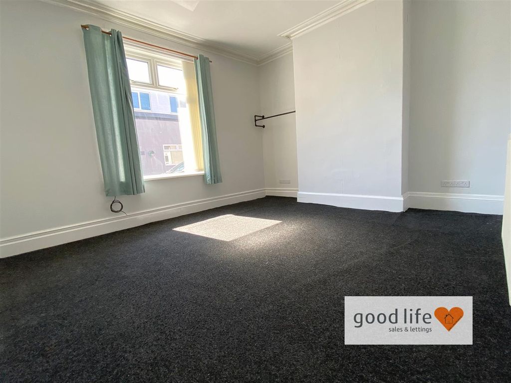 Property photo 1 of 19 Front Room 152Norastreet.Jpg
