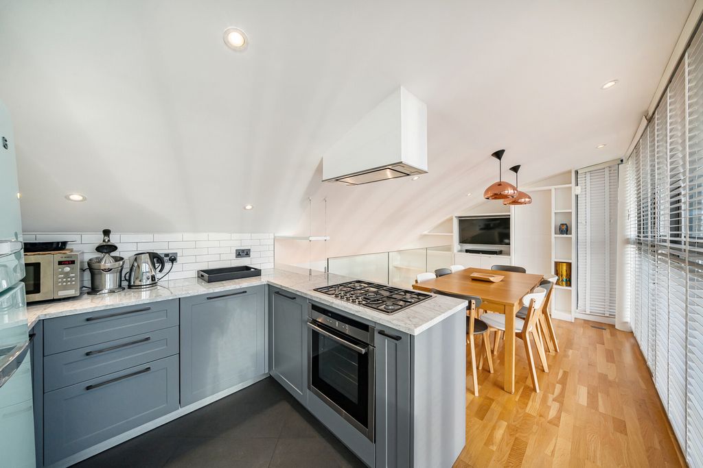 Property photo 3 of 33 Kitchen