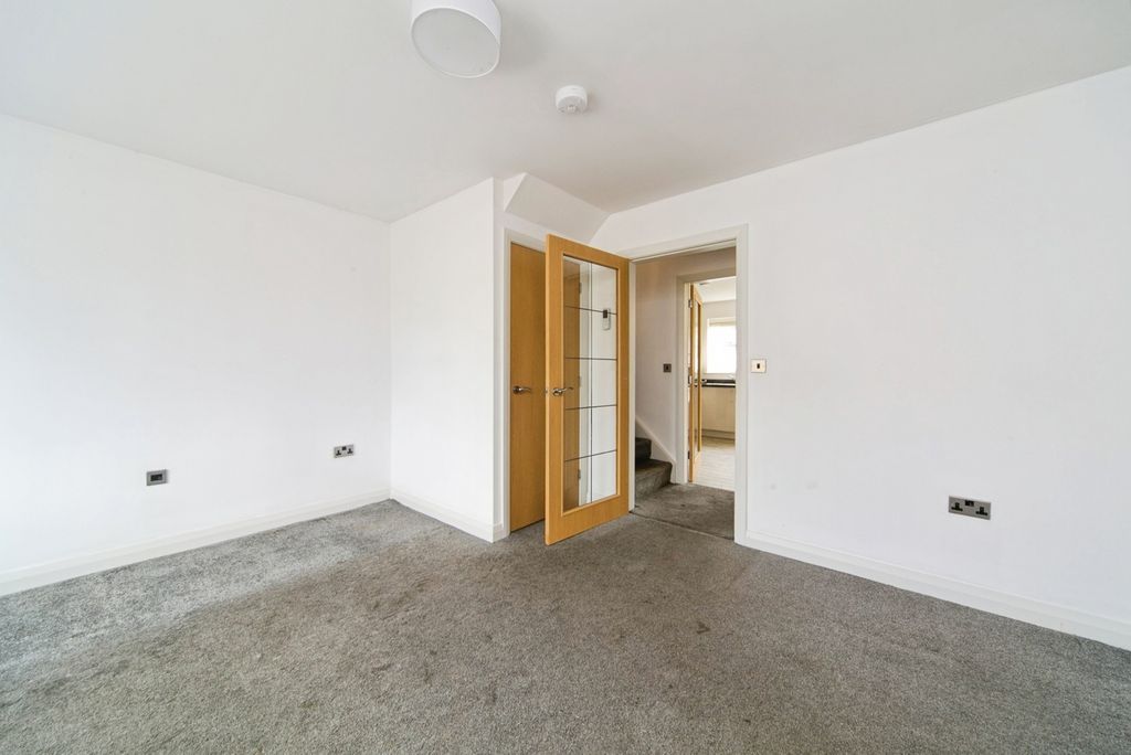 Property photo 3 of 19 Lounge