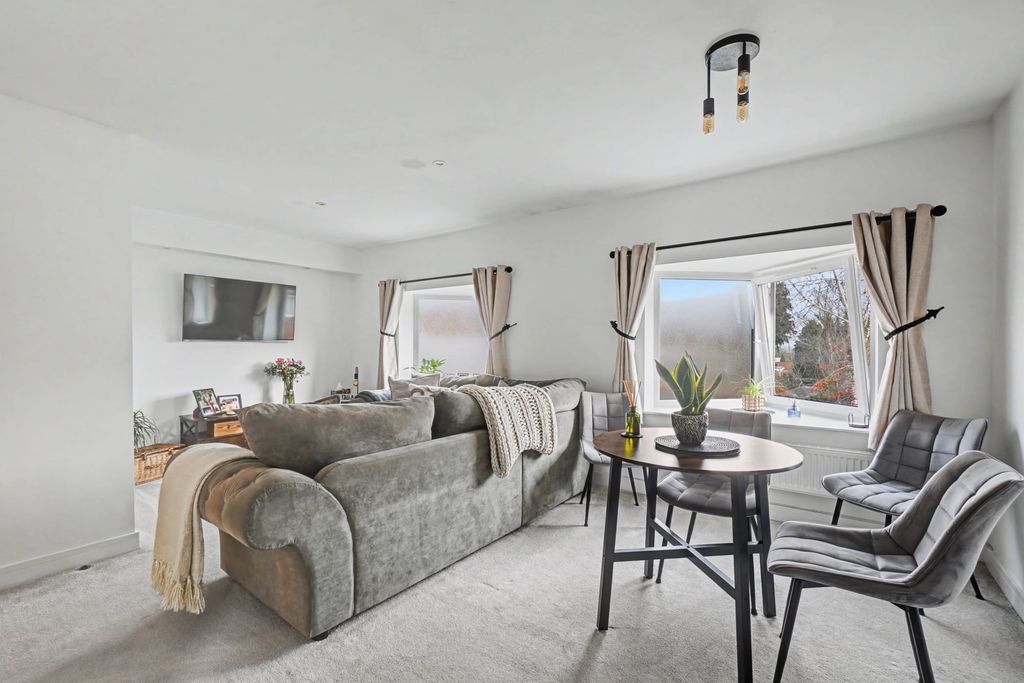 Property photo 2 of 16 Lounge