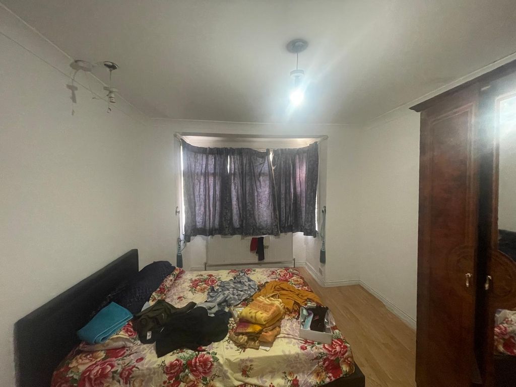 Property photo 1 of 5 Double Bedroom For Rent
