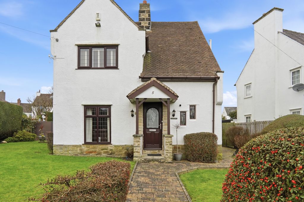 Property photo 2 of 22 Woodhallparkdrive002