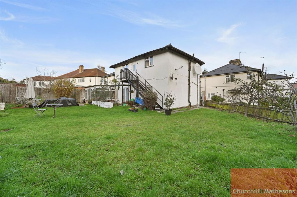 Property photo 3 of 26 4-Bed House