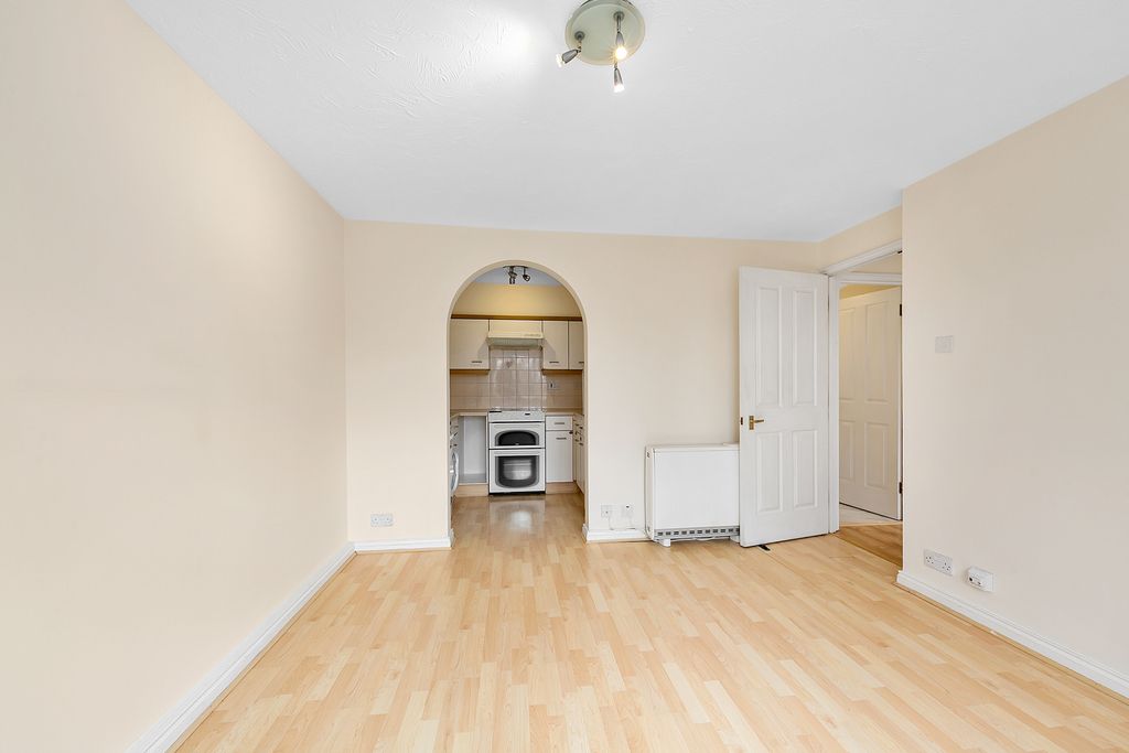 Property photo 3 of 8 96 Riverside Court-04