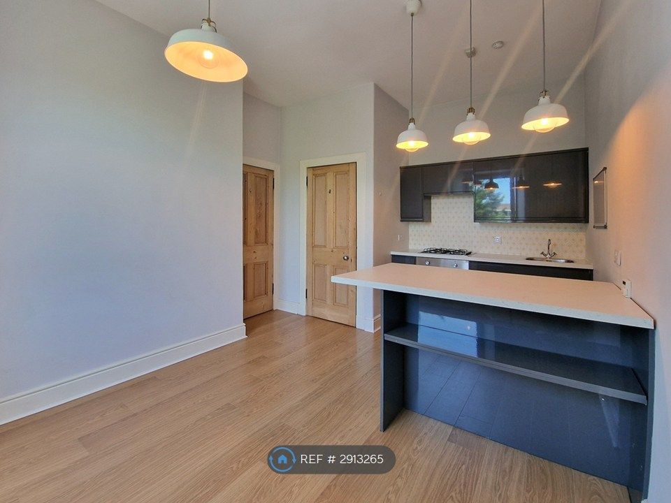 Property photo 1 of 11 Livingroom To Kitchen