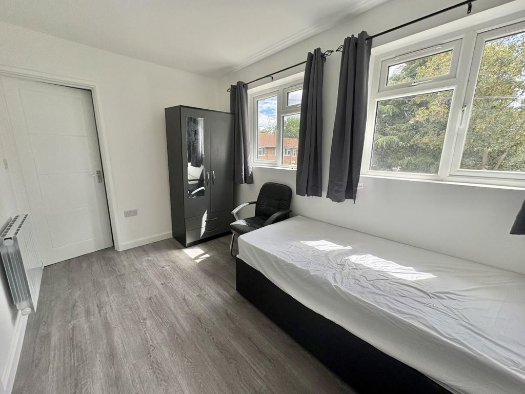 Property photo 2 of 16 Bedroom 3.Jpg