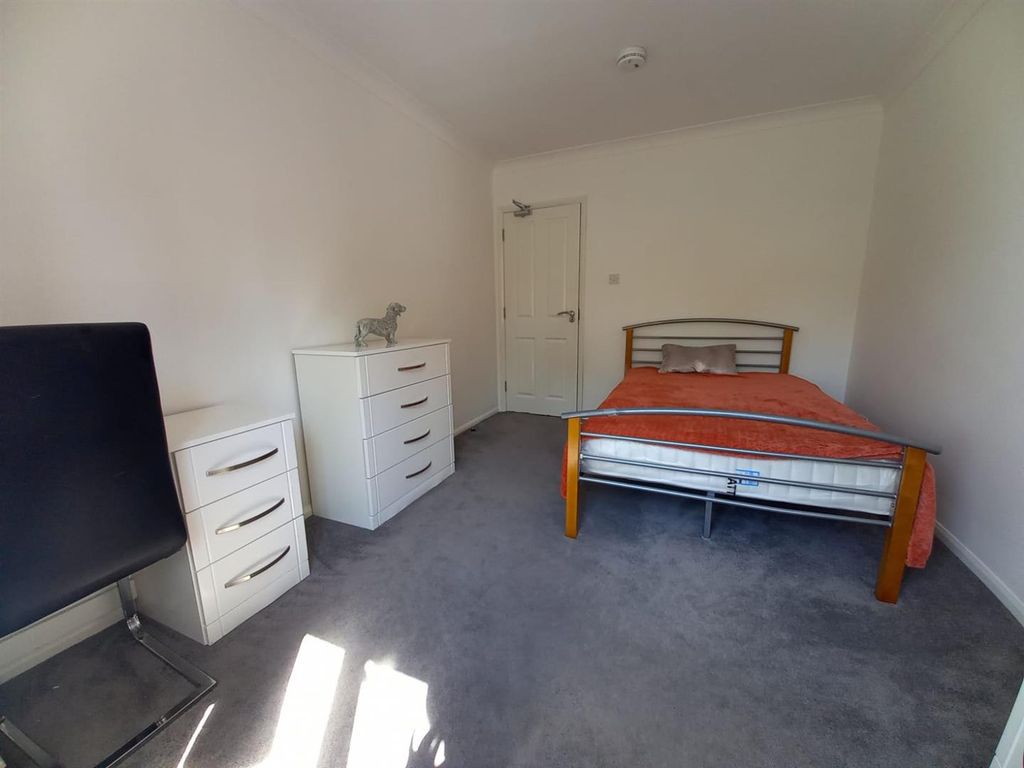 Property photo 1 of 16 Bedroom