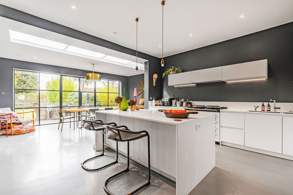 Property photo 2 of 18