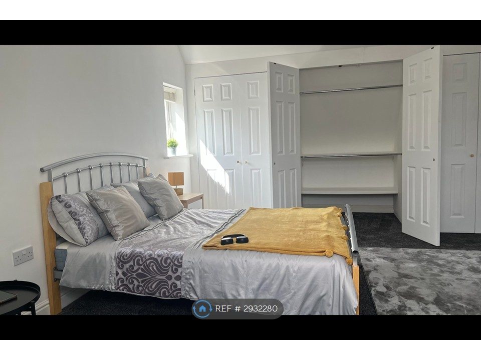 Property photo 2 of 6 Huge Built-In Wardrobes For Exceptional Storage