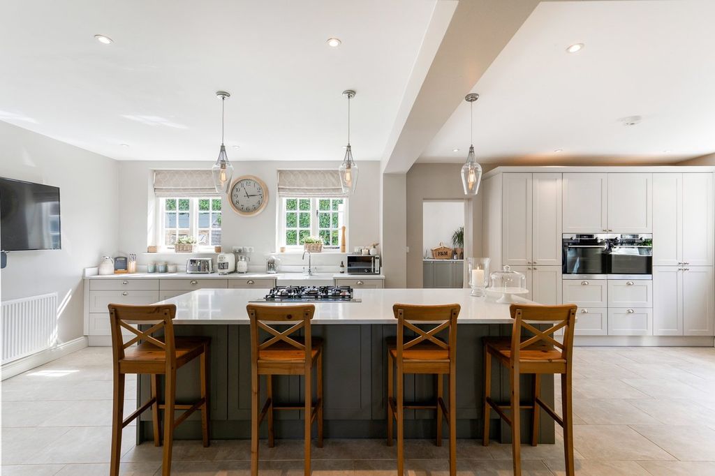 Property photo 2 of 28