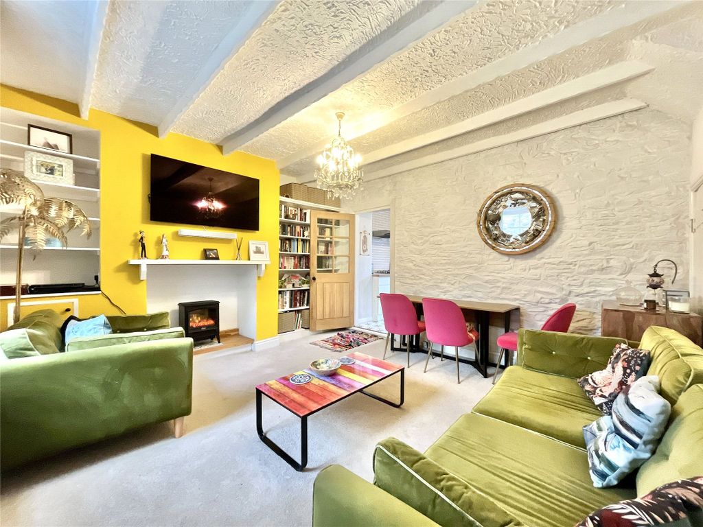 Property photo 2 of 17 Lounge