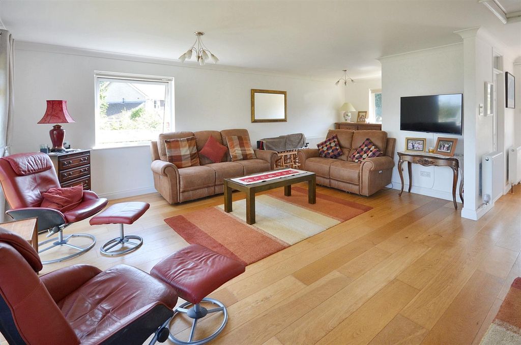 Property photo 3 of 14 Sitting Area