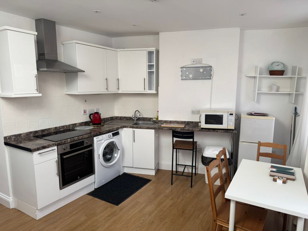 Property photo 1 of 8 Kitchen 2