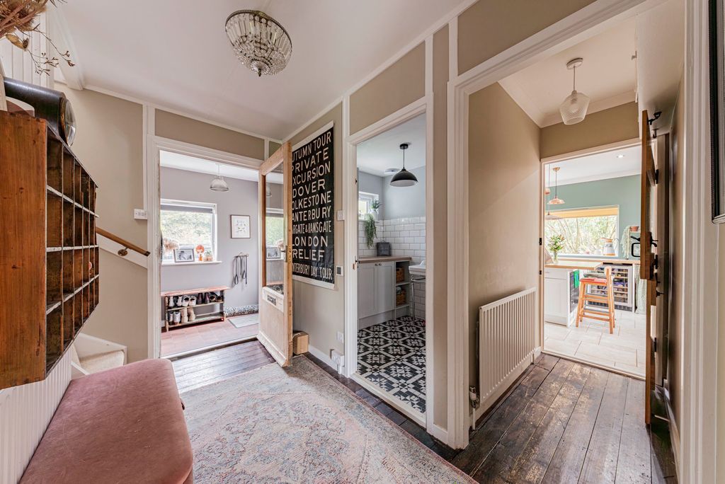 Property photo 2 of 37 Entrance Hall (1)