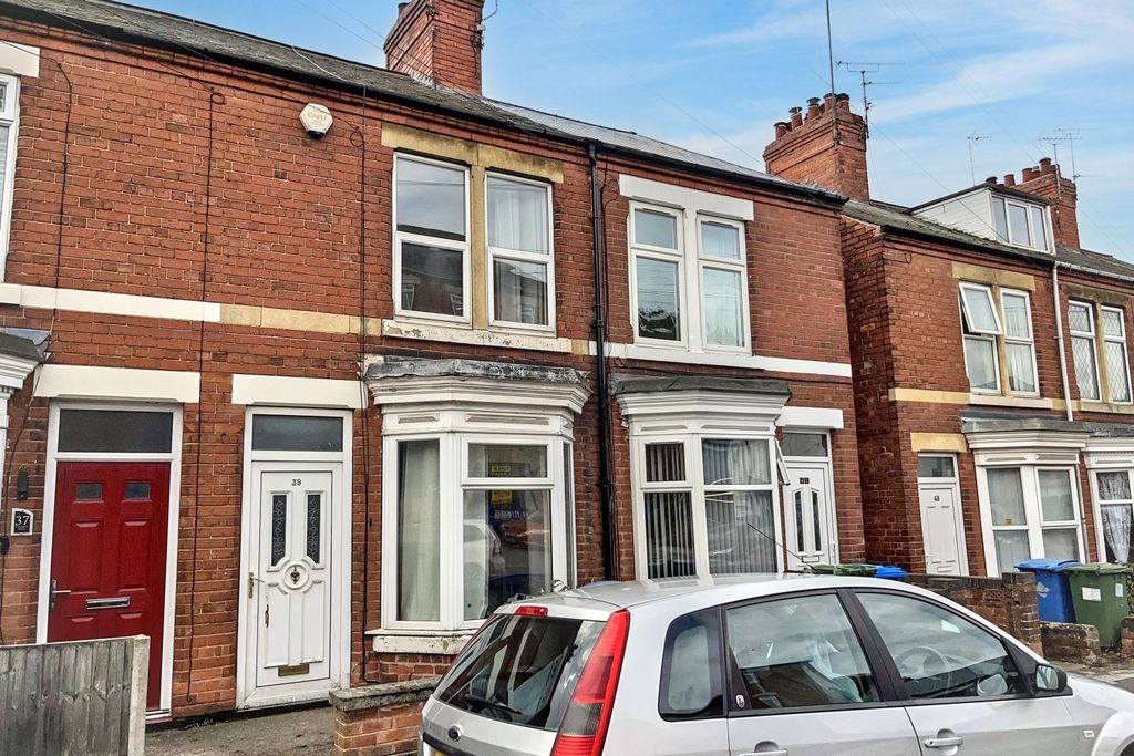 Property photo 1 of 11 39 Clarence Road, Worksop, Nottinghamshire, S80 1Qb