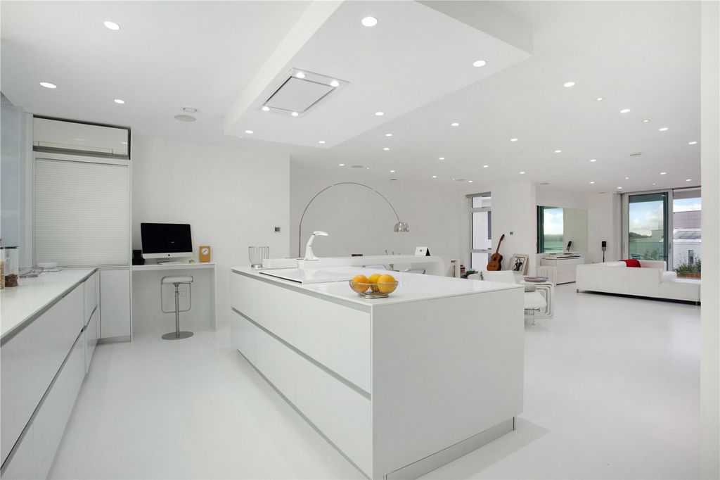 Property photo 3 of 20 Kitchen