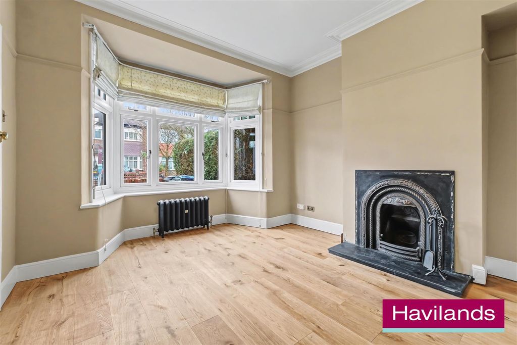 Property photo 3 of 12 Amberley Road En1 2Qz-6.Jpg