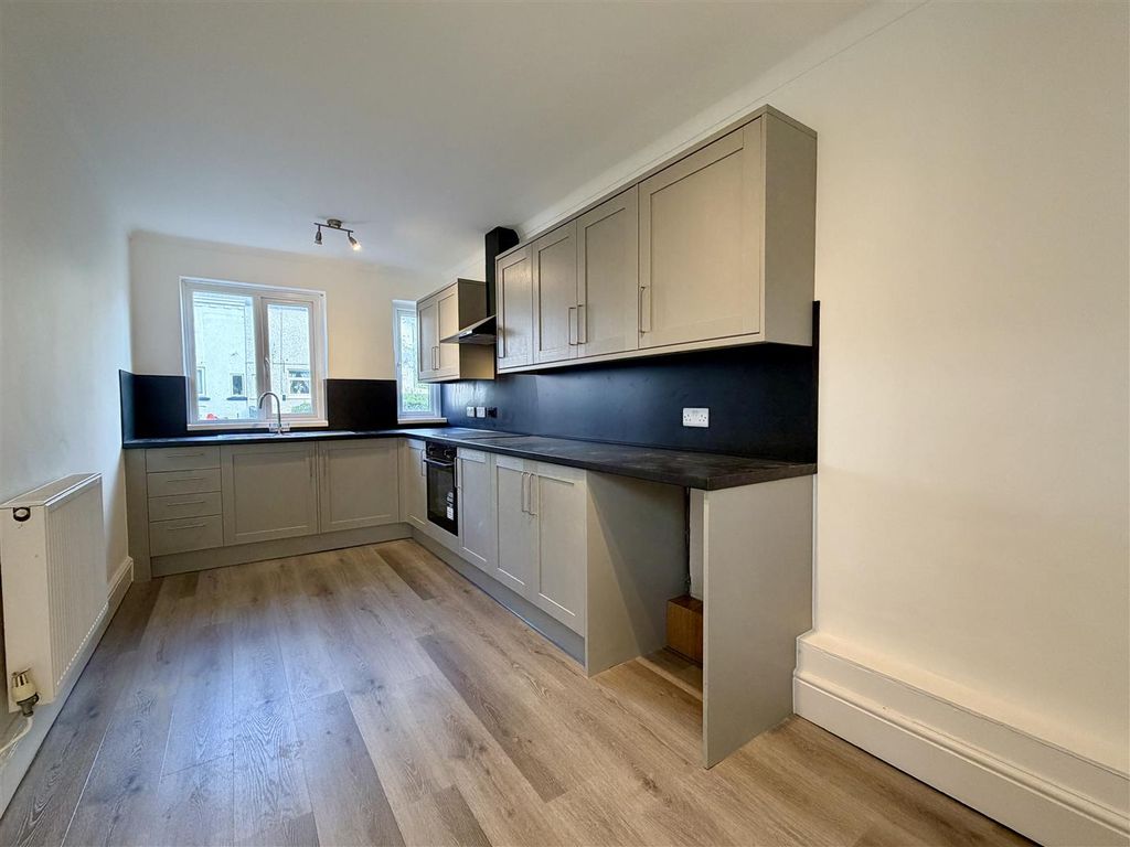 Property photo 3 of 18 Kitchen