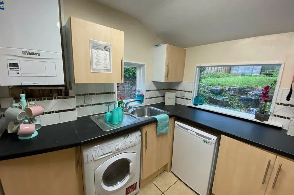 Property photo 3 of 16 Romsey-Road-E11-3