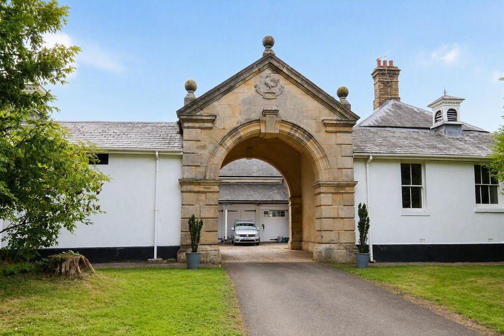 Property photo 1 of 10 Front