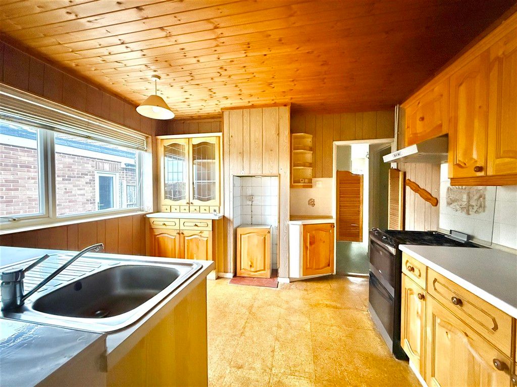 Property photo 3 of 12 Kitchen