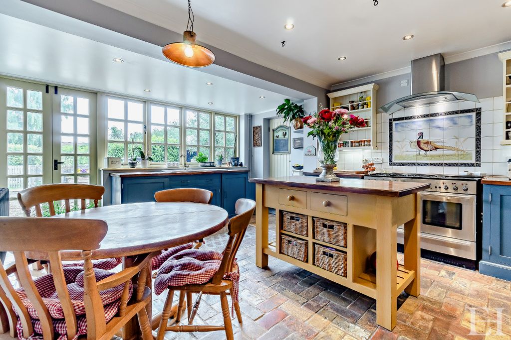 Property photo 2 of 52 8648440-Interiorwm02-800