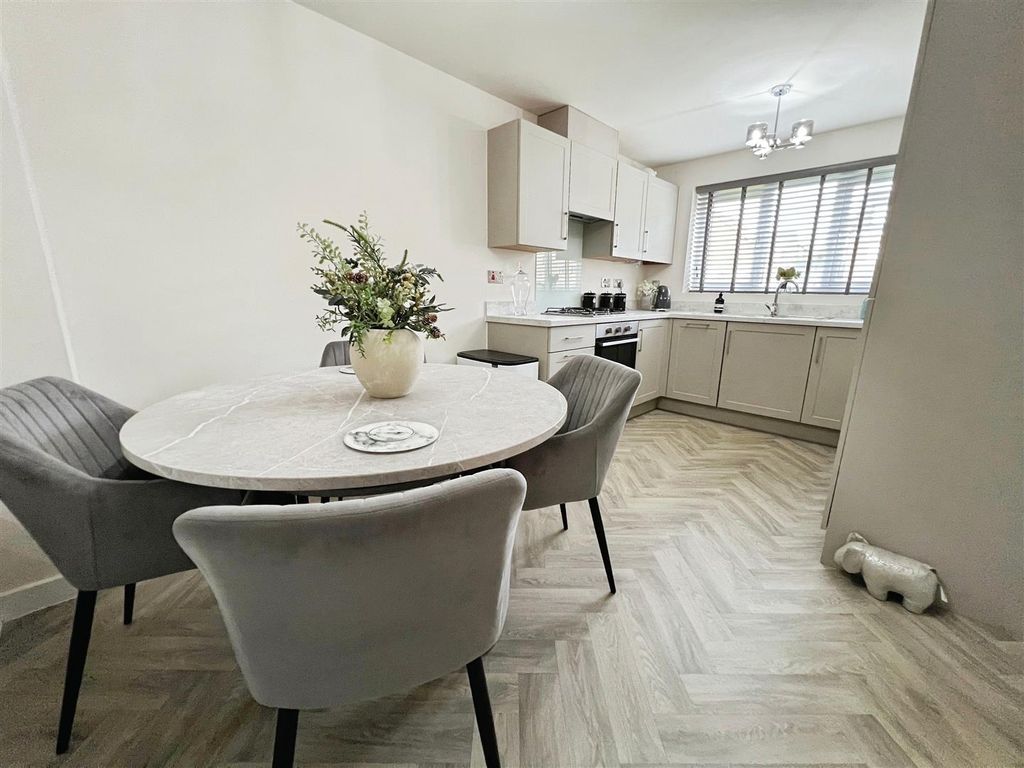 Property photo 3 of 25 Dining Kitchen