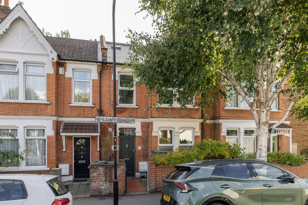 Property photo 1 of 33 Haldan Road E4