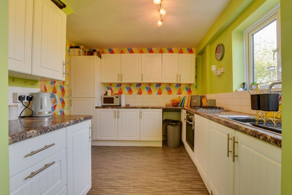 Property photo 3 of 28