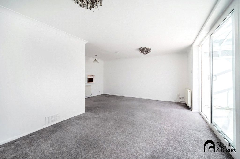 Property photo 3 of 17 Living Room