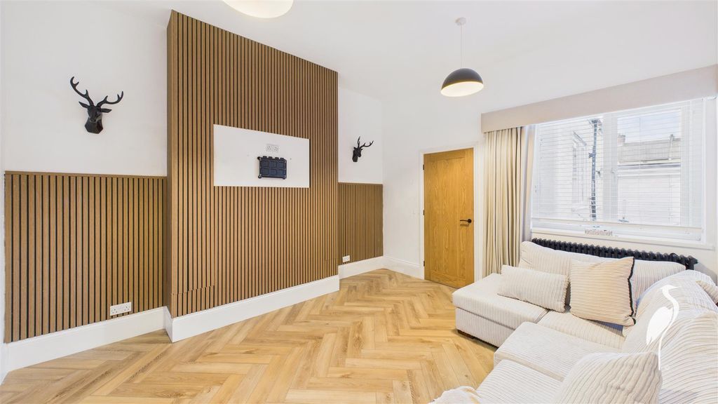 Property photo 2 of 19 Lounge