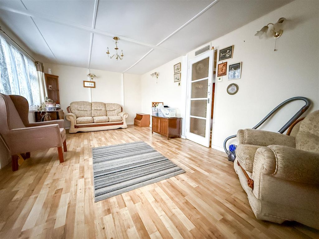 Property photo 2 of 12 Lounge