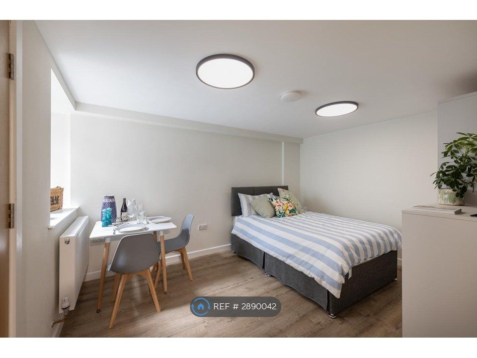 Property photo 1 of 8 Double Bedroom