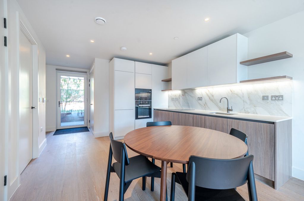 Property photo 1 of 10 6-68233F4A55d1B-1...