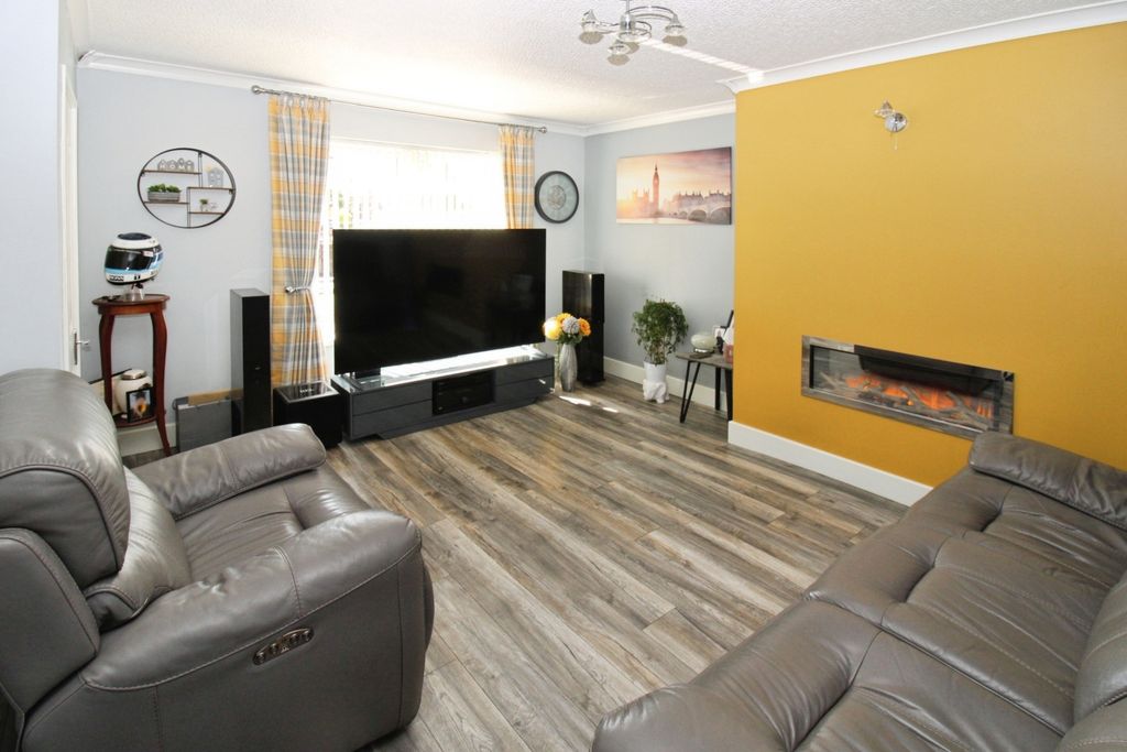 Property photo 3 of 23 Lounge