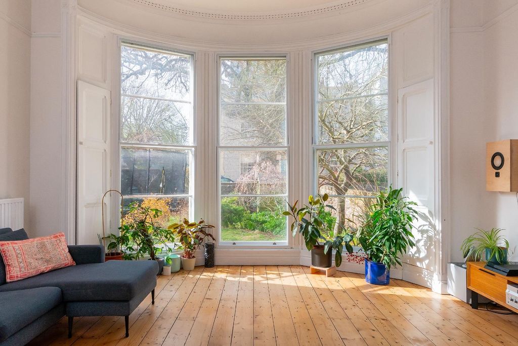 Property photo 3 of 42 0W2Pcn - Living Room C.Jpg