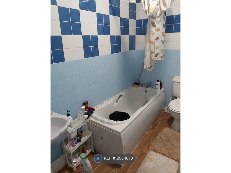 Property photo 2 of 4 Toilet And Bathroom