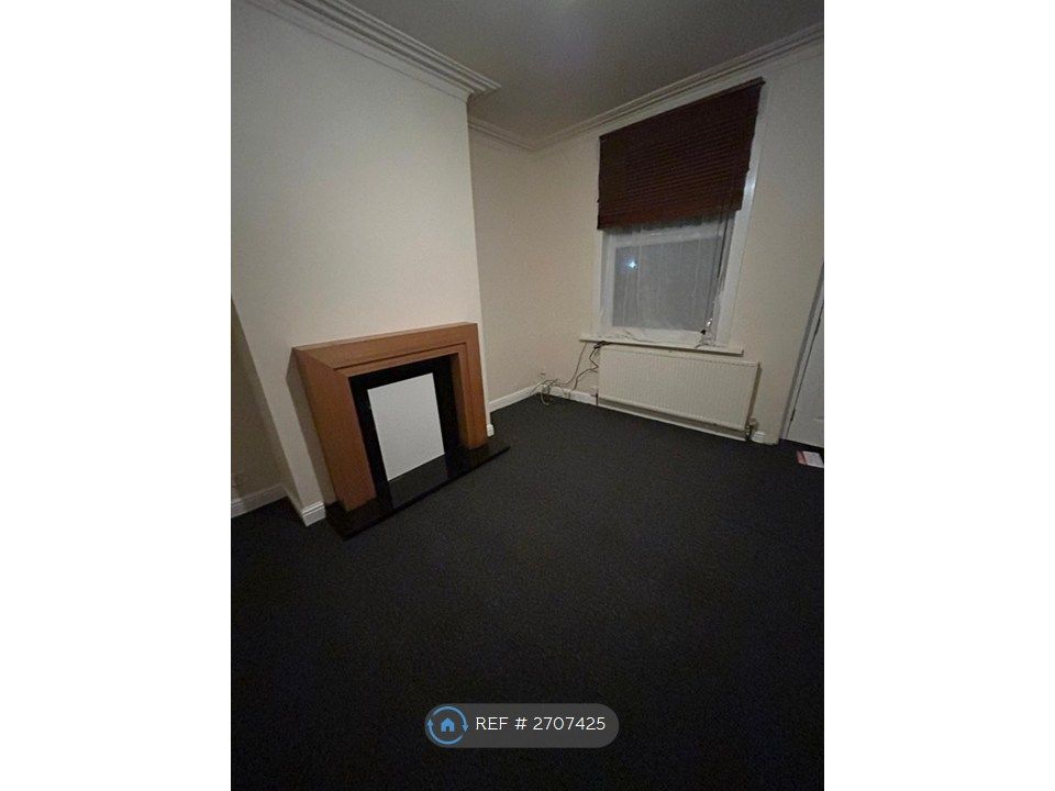 Property photo 3 of 19 Living Room