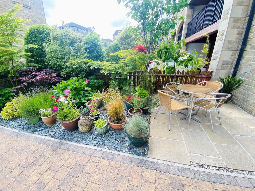 Property photo 2 of 27 Garden Patio