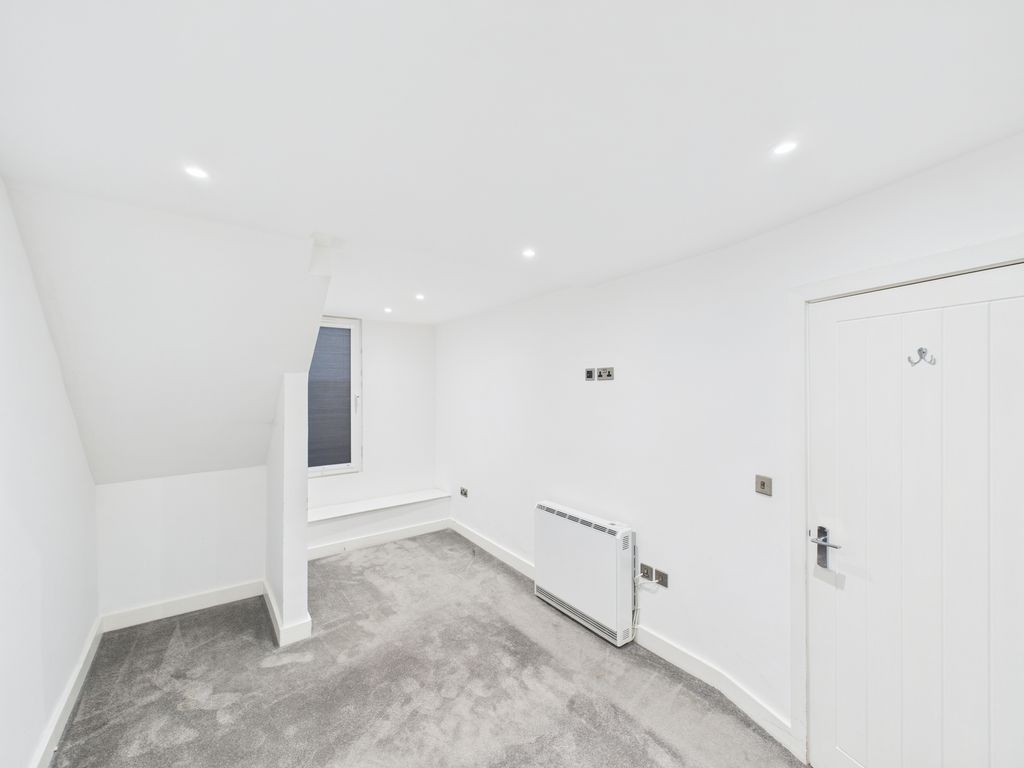 Property photo 3 of 4 Cam04693G0-Pr0037-Still003