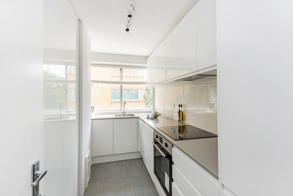 Property photo 2 of 9 Kitchen