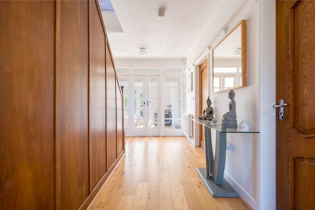 Property photo 2 of 31