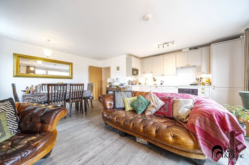 Property photo 3 of 15 Living/ Dining Room