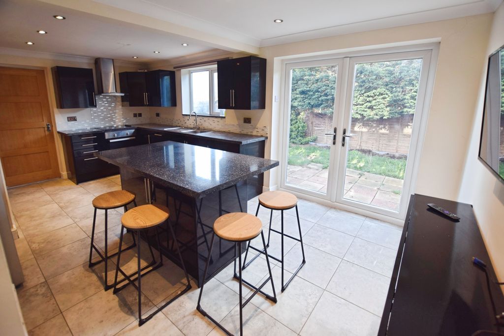 Property photo 3 of 19 Kitchen/Breakfast Room