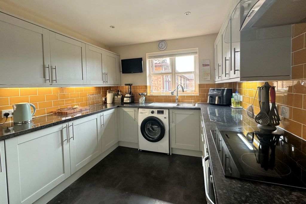 Property photo 3 of 11 Kitchen