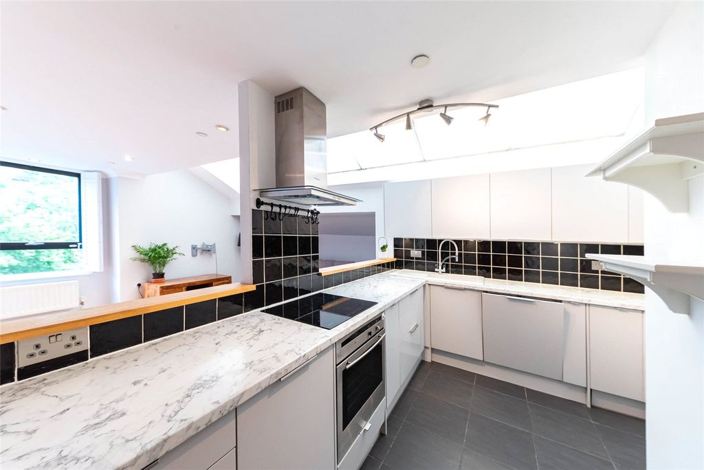 Property photo 2 of 20 Picture No. 27