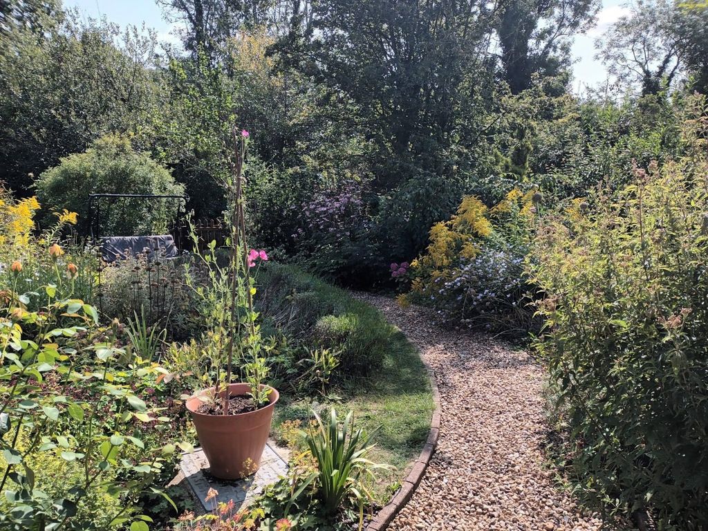 Property photo 2 of 12 Garden