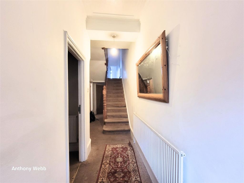 Property photo 3 of 21 Hallway